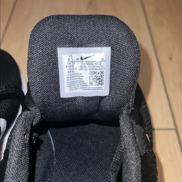 NWT - Nike Revolution 8.5 Wide Black and White Running Shoes - Picture 8 of 12